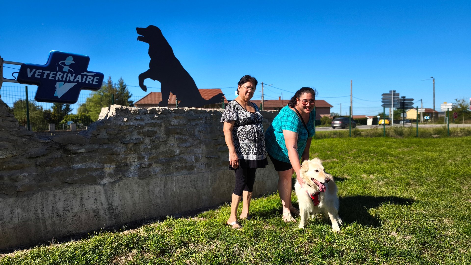 Deux propriétaires et leur chien golden devant la clinique