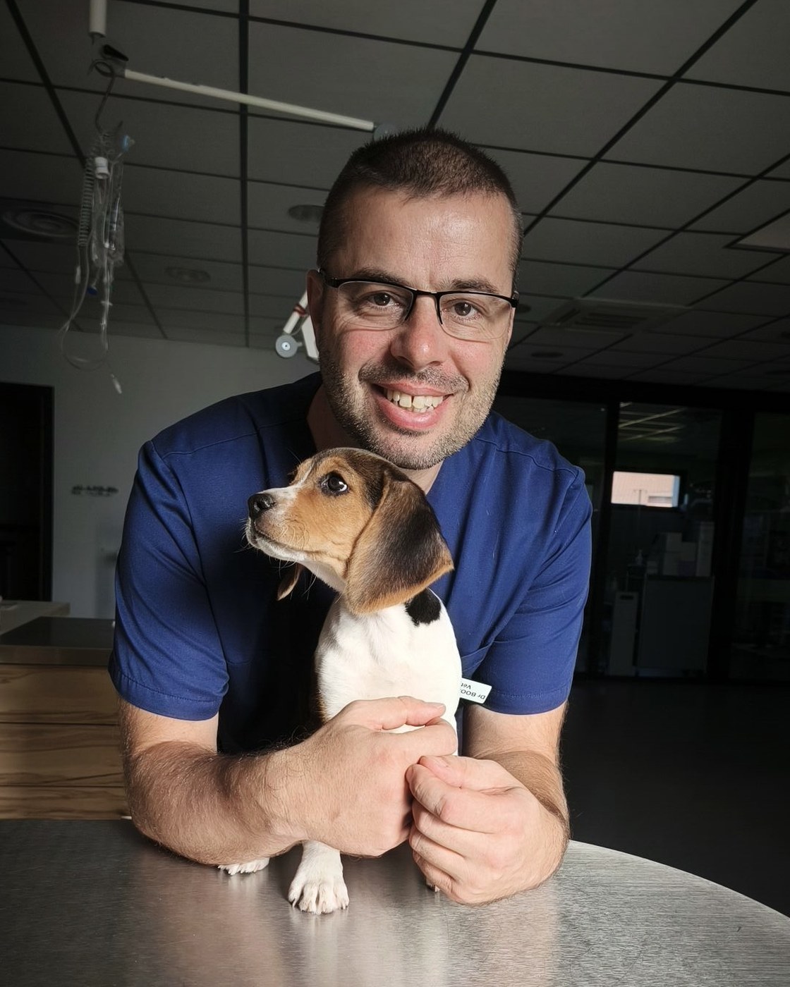 Dr Cédric Boonaert, avec un chiot beagle à la clinique