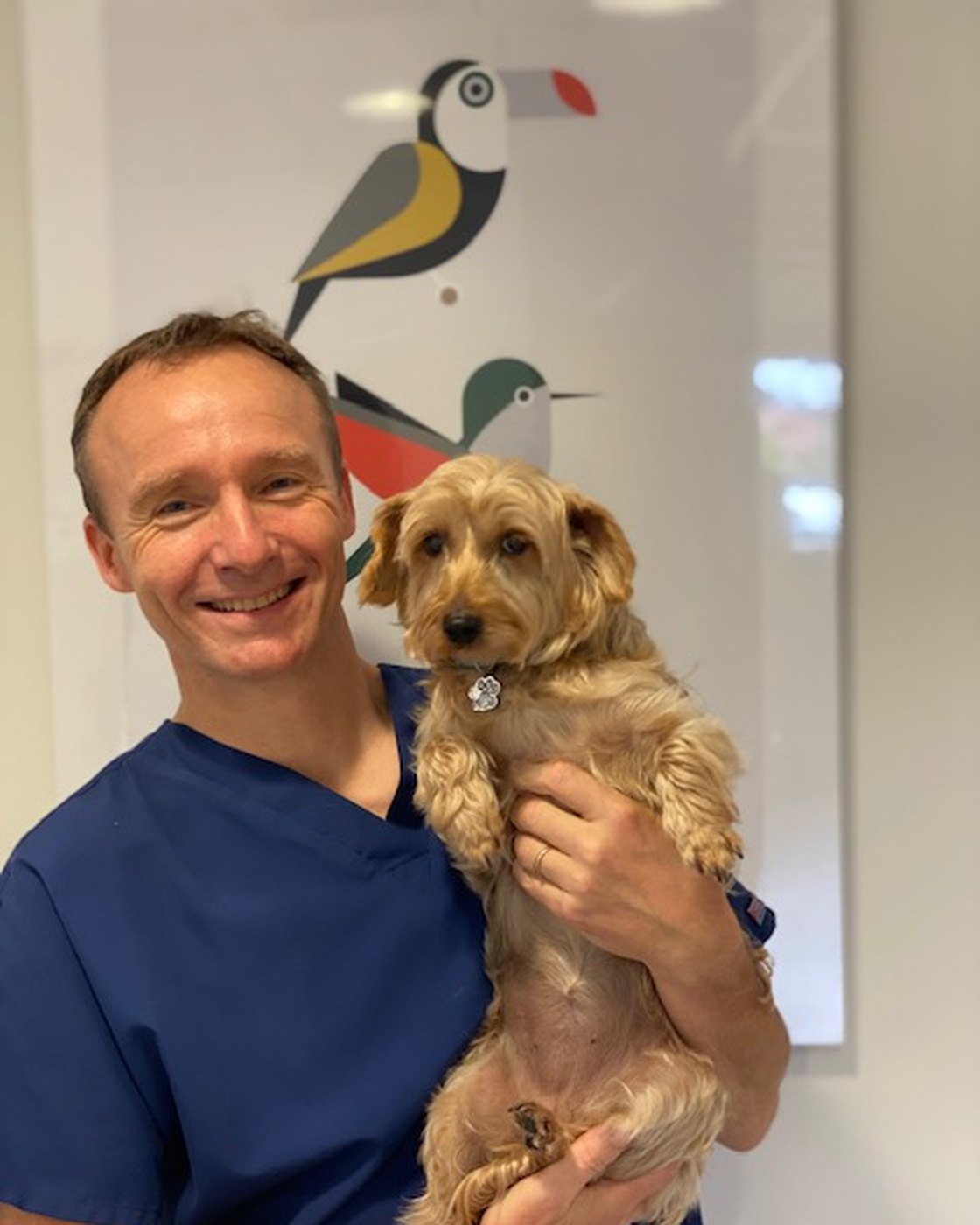 Dr Rodolphe Milliat, avec un chien à la clinique
